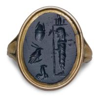 Античное овальное кольцо с драгоценным камнем и выгравированными на нём магическими символами (аукционный дом Christie's).